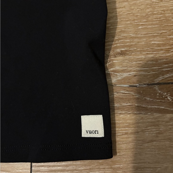 Vuori Dynamic Tank Top High Performance Support in Black - Picture 4 of 8